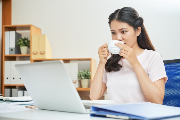 Trinkender Kaffee der modernen Frau im Büro