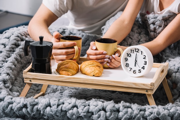 Trinkender Kaffee der Paare im weichen Bett