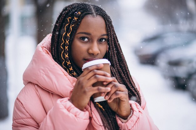 Trinkender Kaffee des Afroamerikaners an einem Wintertag