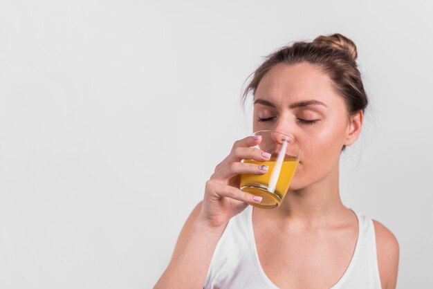 Trinkender Saft junger Dame vom Glas