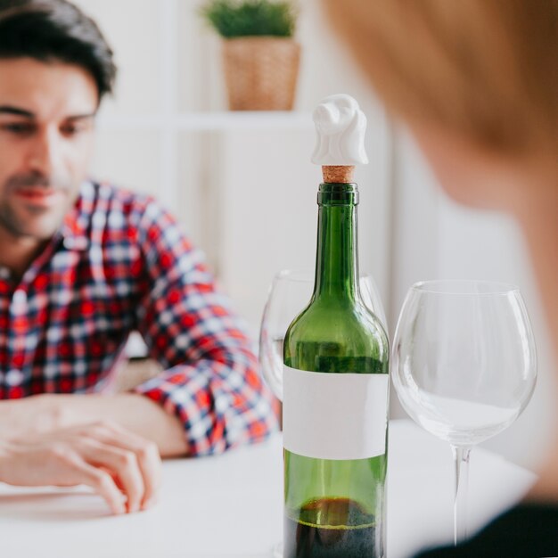 Trinkender Wein der Paare und bei Tisch sprechend