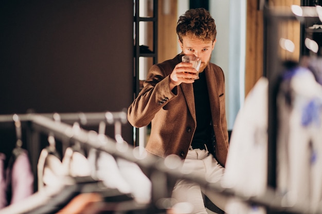 Trinkender Whisky des hübschen bärtigen Mannes