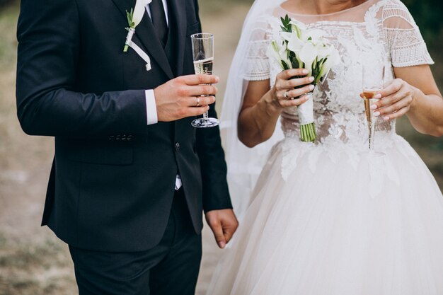 Trinkendes champaigne des jungen verheirateten Paars zusammen