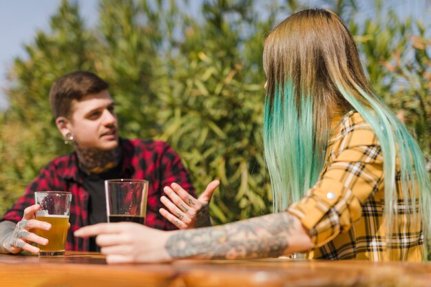 Trinkendes Handwerksbier der Paare draußen