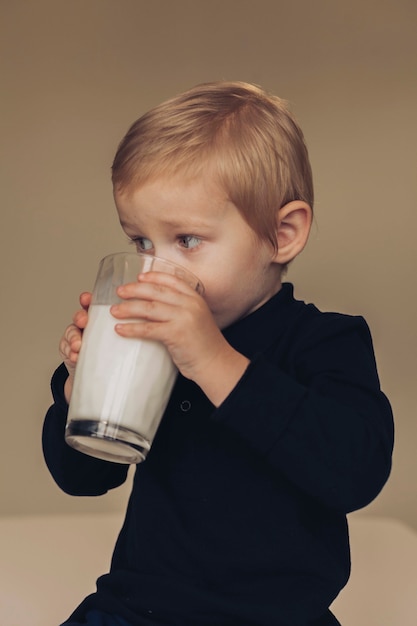 Trinkmilch des kleinen Jungen