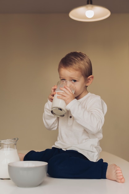 Kostenloses Foto trinkmilch des kleinen jungen