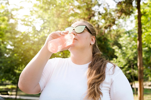 Trinkwasser der Frau im Park