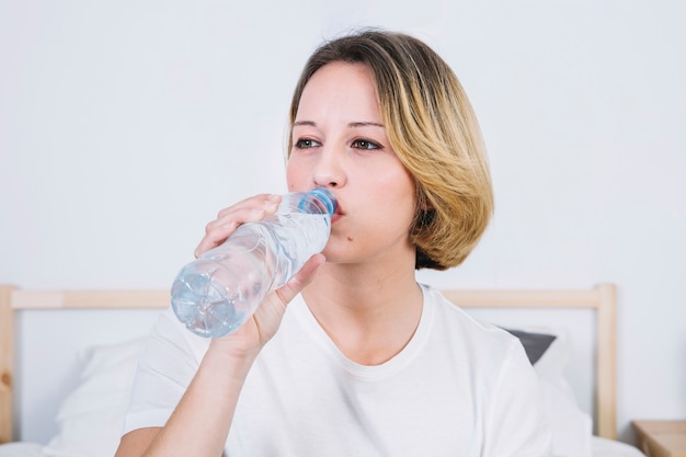 Trinkwasser der hübschen Frau von der Flasche