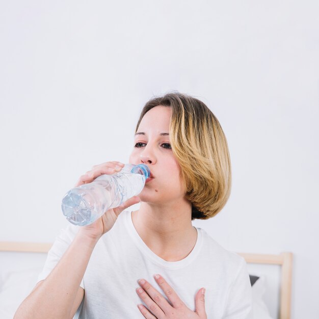 Trinkwasser der schönen Frau von der Flasche