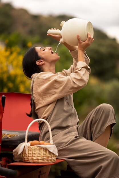 Trinkwasser der Seitenansichtfrau draußen