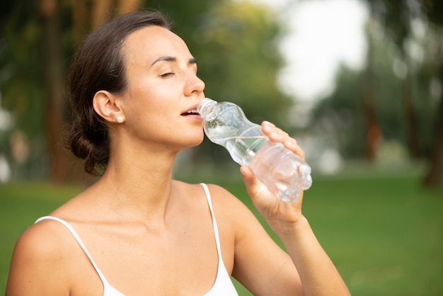 Trinkwasser der Seitenansichtfrau