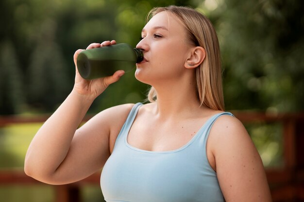 Trinkwasser der Seitenansichtfrau