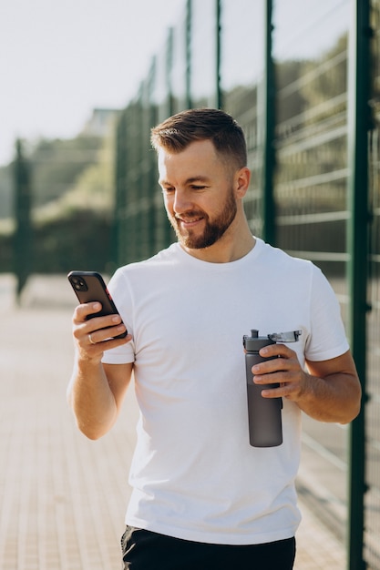 Trinkwasser des jungen Sportlers im Stadion