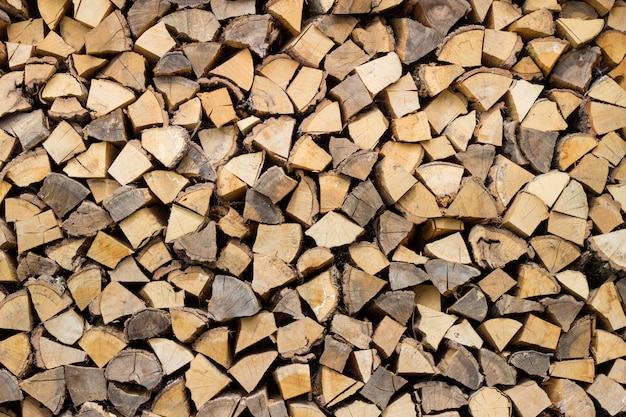 Trocken gehackte Brennholzprotokolle bereit für den Winter