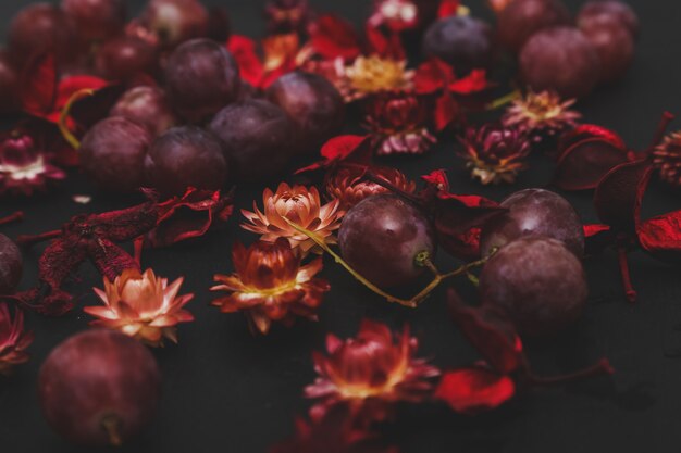 Trockenblumen und Trauben