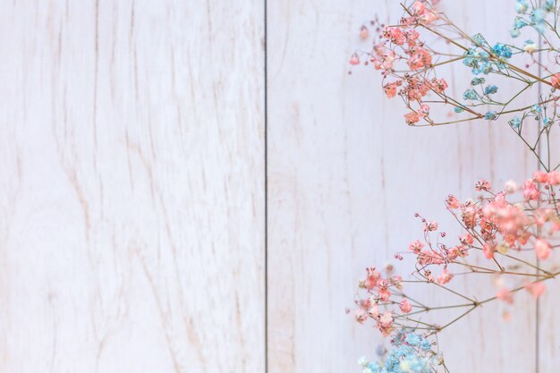 Trockene Blumen auf Holzoberfläche, selektiver Fokus, Frühlingsstimmung