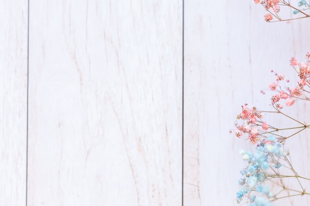 Trockene Blumen auf Holzoberfläche, selektiver Fokus, Frühlingsstimmung