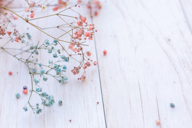 Trockene Blumen auf Holzoberfläche, selektiver Fokus, Frühlingsstimmung