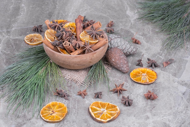 Trockene Orangenscheiben mit Anis in einer Holzschale.