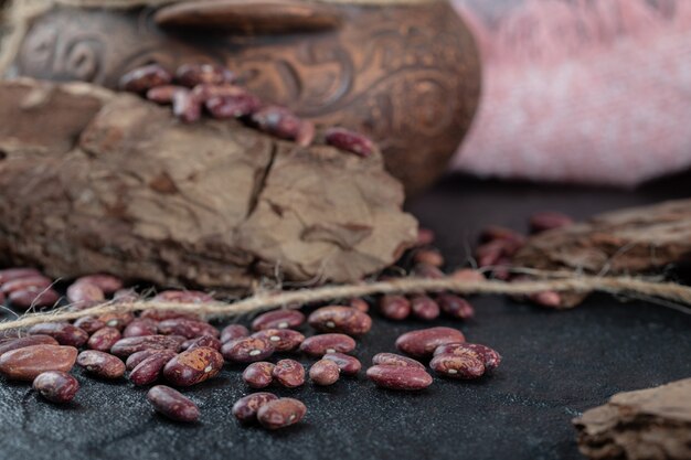 Trockene rote Bohnen auf Marmoroberfläche