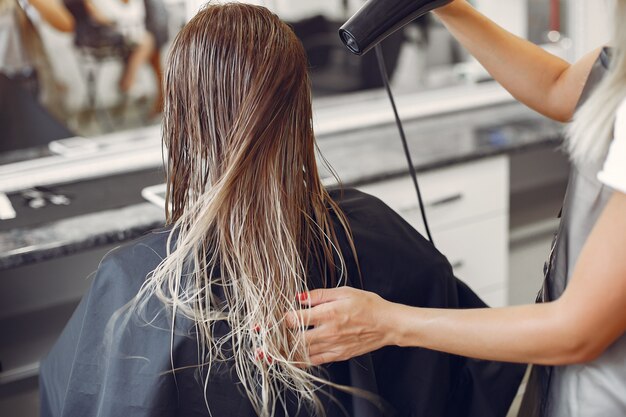 Trocknendes Haar der Frau in einem Friseursalon