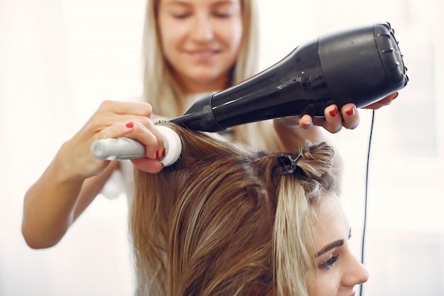 Trocknendes Haar der Frau in einem Friseursalon