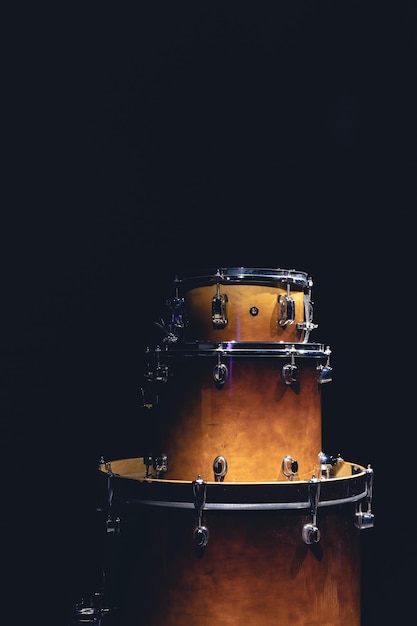 Kostenloses Foto trommeln auf dunklem hintergrund isolierte percussion-instrumente