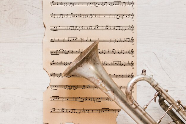 Trompete auf alter Seite von Noten