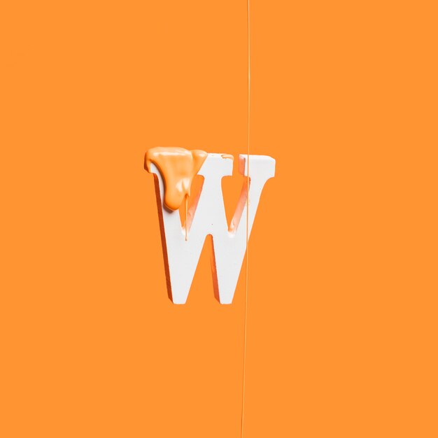 Tropfende Farbe auf Buchstabe w