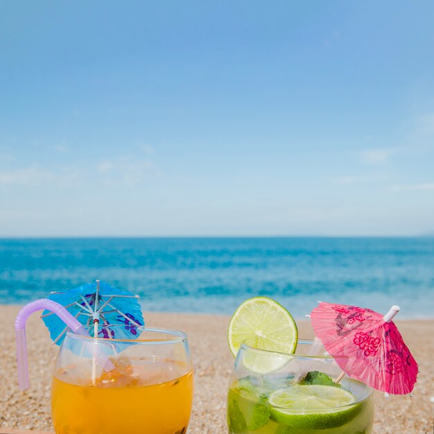 Tropische Cocktails auf Hintergrund des Ozeans