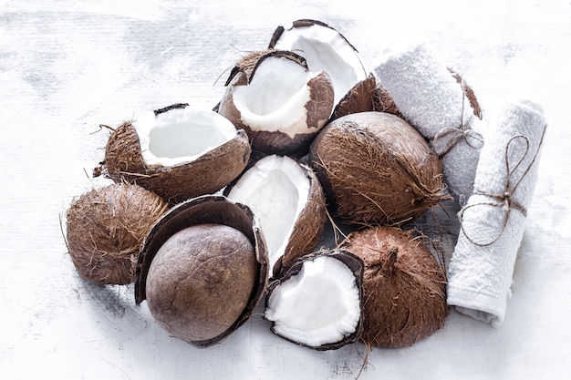Tropische Frucht halbierte Rozbitogo-Kokosnuss auf hellem Hintergrund, das Konzept der organischen Frucht