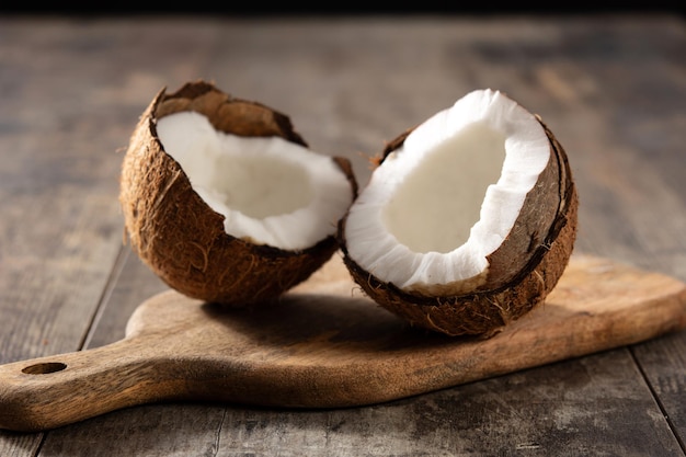 Kostenloses Foto tropische kokosnussfrucht auf holztisch