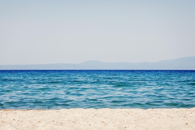 Tropische Meereslandschaft. Himmel und Meer Sandstrand.