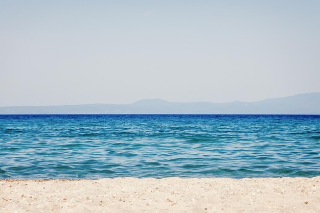 Tropische Meereslandschaft. Himmel und Meer Sandstrand.