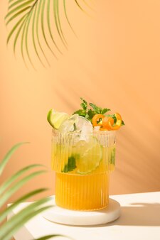 Tropischer cocktail oder frische orangenlimonade mai tai auf modernem stillleben mit podest auf beige