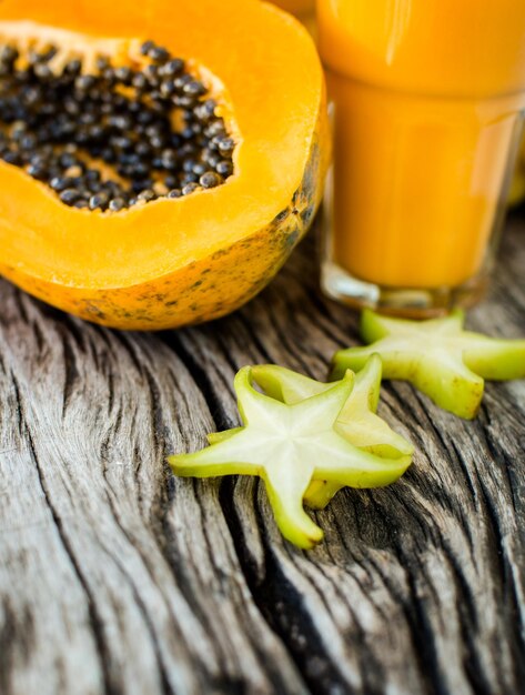 Tropischer Smoothie mit Papaya und Banane