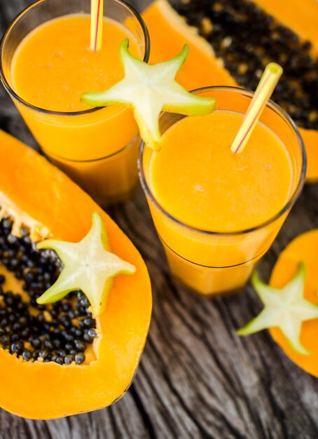 Tropischer Smoothie mit Papaya und Banane