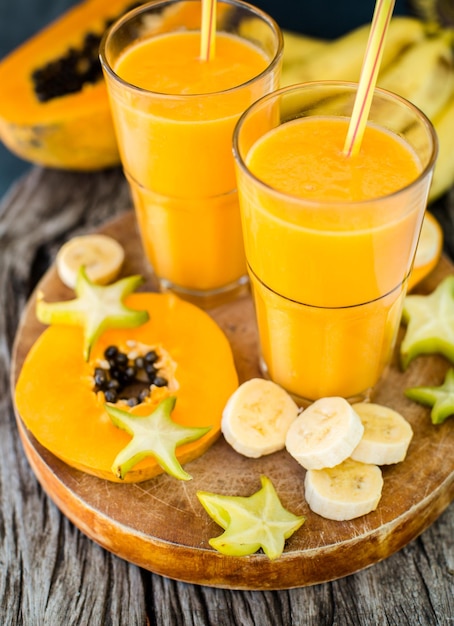 Tropischer Smoothie mit Papaya und Banane