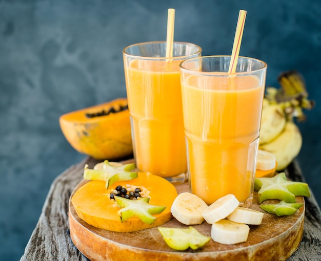 Kostenloses Foto tropischer smoothie mit papaya und banane
