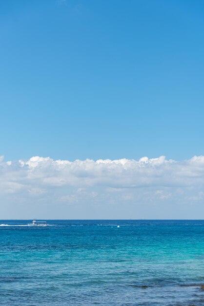 Tropischer Strand an einem sonnigen Tag