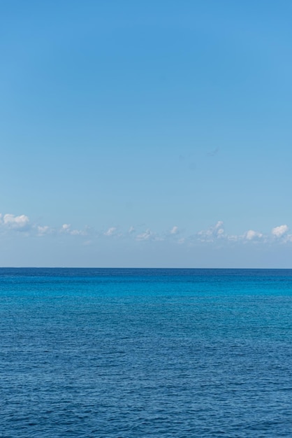 Tropischer Strand an einem sonnigen Tag