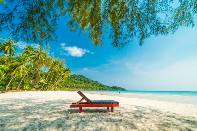 Tropischer Strand der schönen Natur