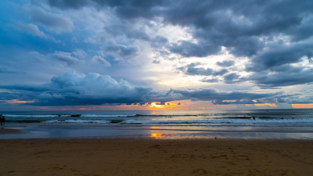 tropischer Strand mit bewölktem