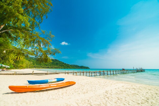 Tropischer Strand und Meer der schönen Natur