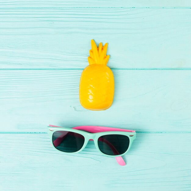 Tropisches Urlaubsarrangement mit Sonnenbrille und Ananas