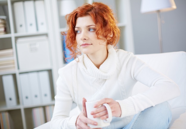 Kostenloses Foto troubled frau hält eine tasse