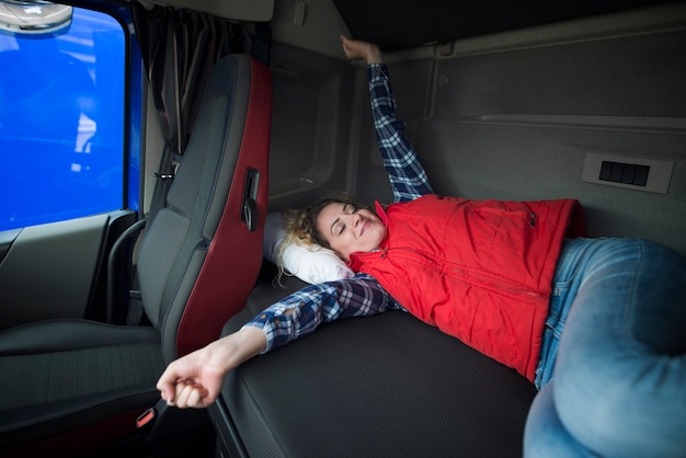 Trucker wacht nach einer langen Fahrt in seiner Kabine auf