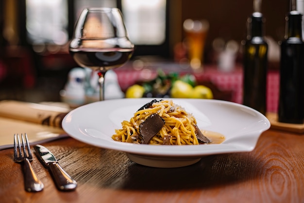 Trüffel-Spaghetti-Teller mit Pilzsauce und geriebenem Parmesan