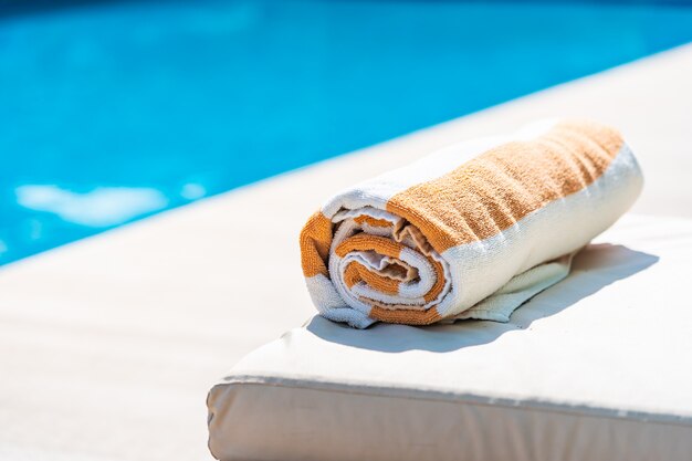 Tuch auf Bett um Swimmingpool im Hotelerholungsort