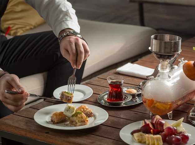 türkische Freude mit schwarzem Tee auf dem Tisch